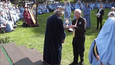 Maureen Fuller ow presentya pewasow Gorsedh Kernow